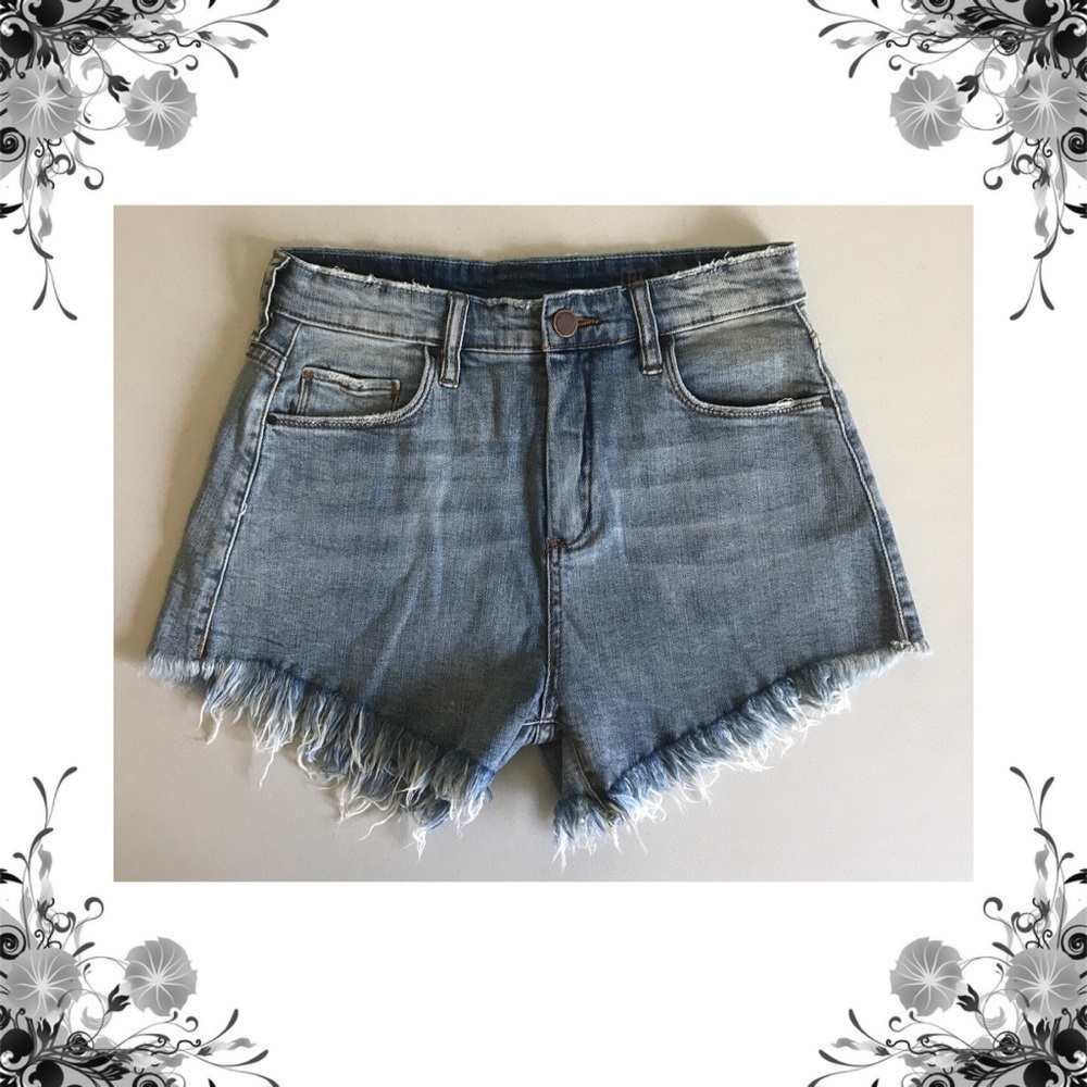 {Blank NYC} Frayed Hem Stretch Denim Shorts